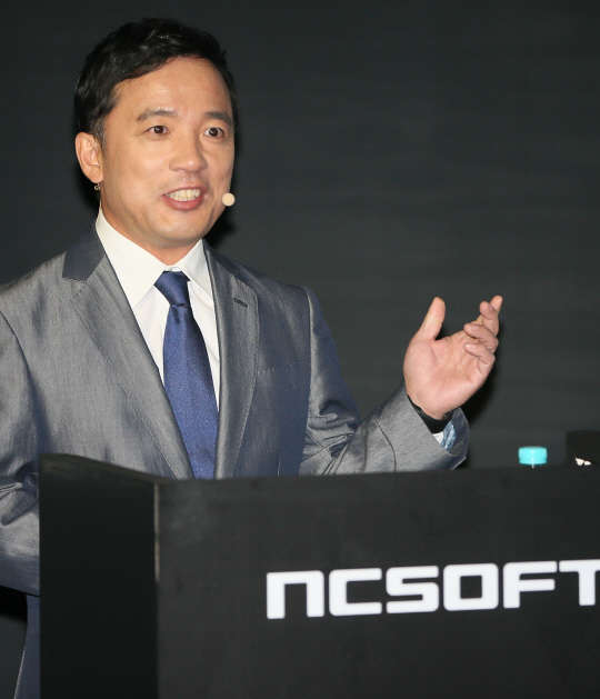 엔씨소프트(NCsoft) 김택진 대표가 9일 서울 강남구 신사동 CGV 청담씨네시티에서 열린 리니지 출시 17주년 기념 기자 간담회 '비욘드 리니지'에서 인사말을 하고 있다.